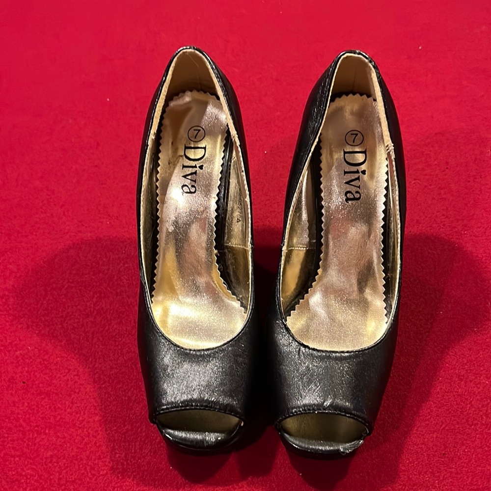 Chunky heel open toed pump black leather